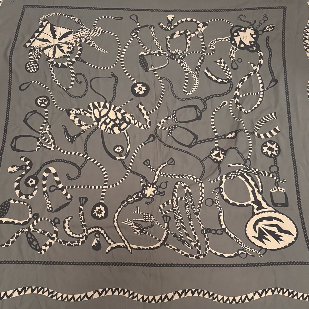 Gucci Gray and Black Designer Scarf - Picture 6 of 10